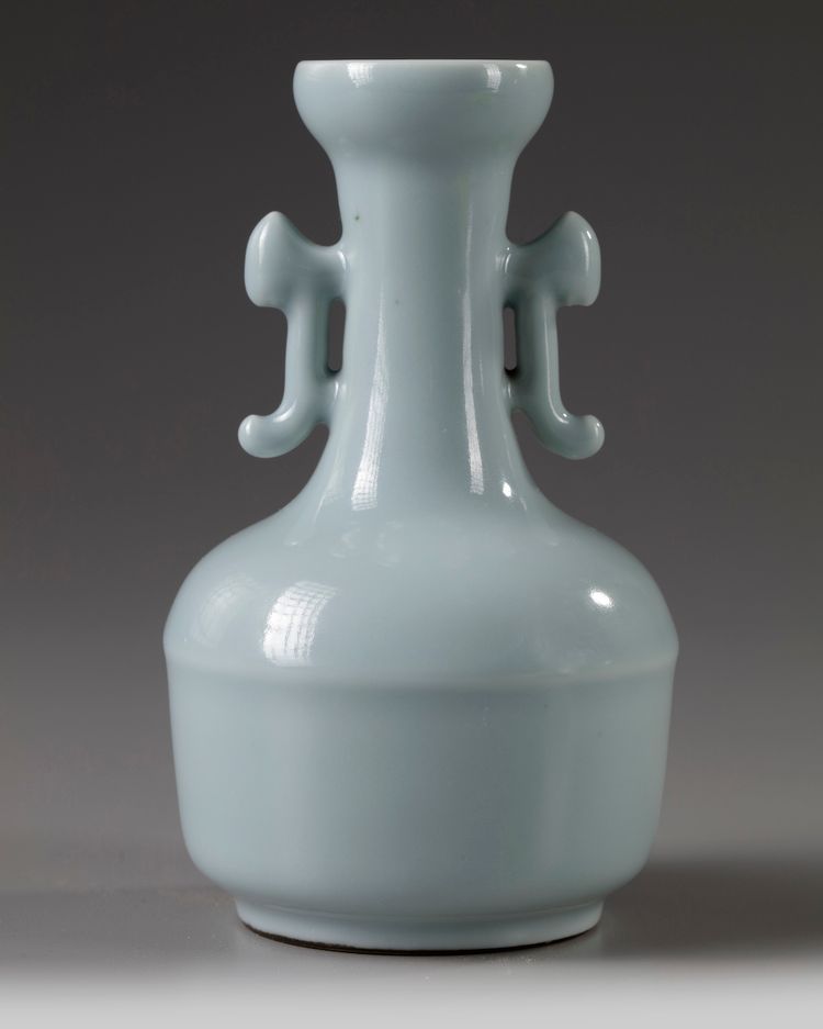A SMALL CHINESE RU-TYPE TWIN-HANDLED VASE