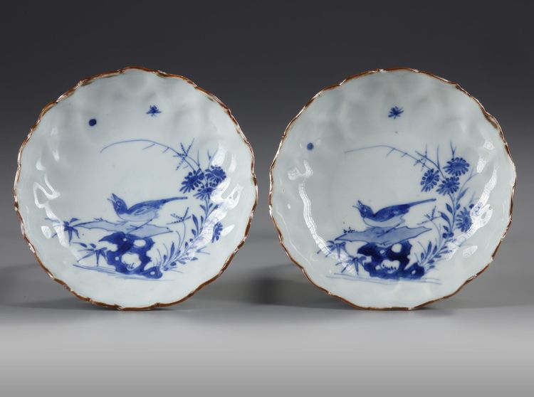 A PAIR OF BLUE AND WHITE KO-SOMETSTUKE SAUCER-DISHES, TIANQI - CHONGZHEN PERIOD (1621 -1644)