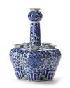 A CHINESE BLUE AND WHITE CROCUS VASE, 19TH CENTURY