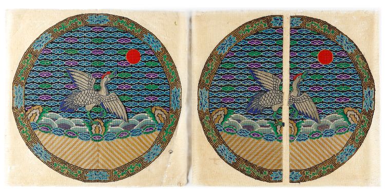 A PAIR OF  EMBROIDERED CIRCULAR WOMAN'S RANK BADGE OF A GOLDEN PHEASANT, LATE 18TH-EARLY 19TH CENTURY
