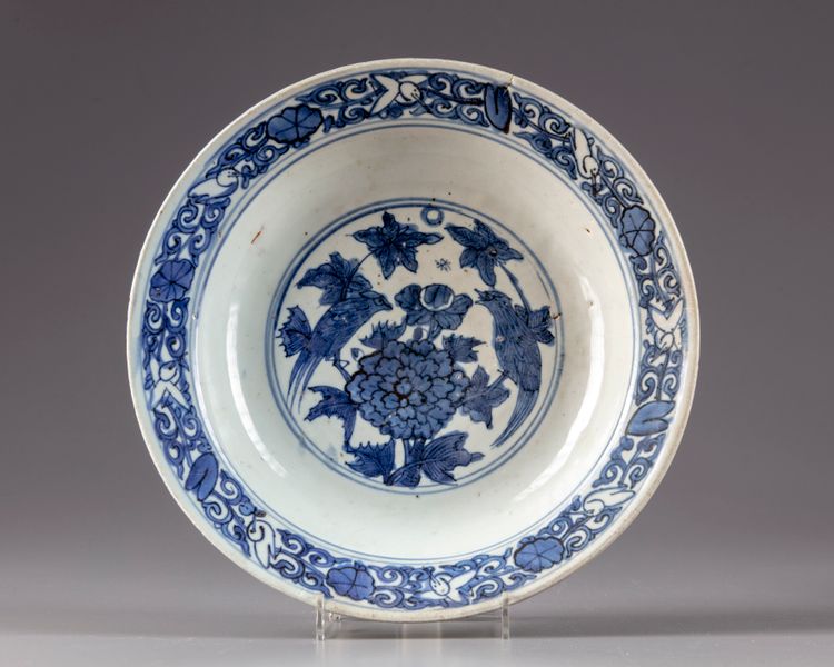 A CHINESE BLUE AND WHITE DISH, CHINA, MING DYNASTY (1368-1644)