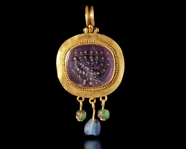 A LATE ROMAN–BYZANTINE GOLD PENDANT WITH AMETHYST MENORAH INTAGLIO, 5TH-7TH CENTURY AD