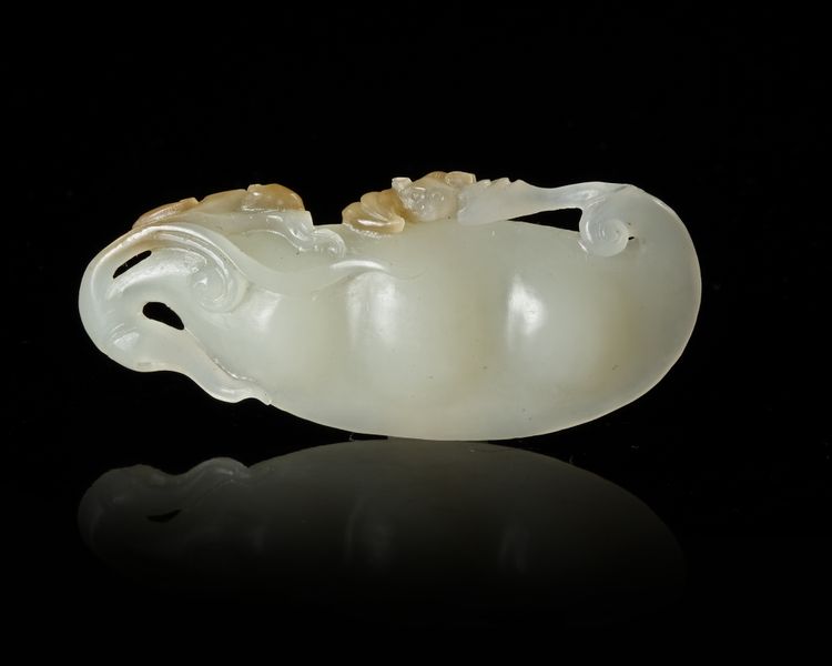 A CHINESE JADE BEAN PENDANT, 20TH CENTURY