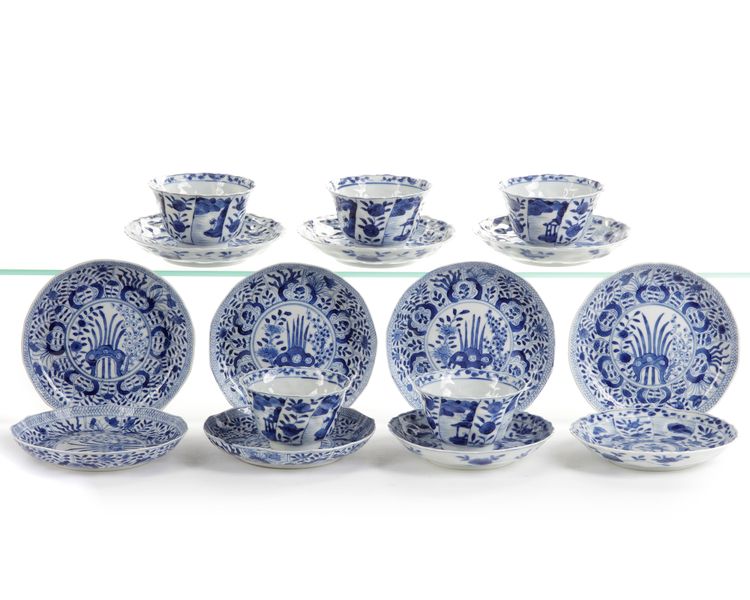 FIVE CHINESE BLUE AND WHITE CUPS AND ELEVEN SAUCERS, 19TH CENTURY