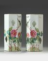 A PAIR OF CHINESE FAMILLE ROSE HATSTANDS