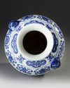 A CHINESE BLUE AND WHITE HU VASE, 19TH-20TH CENTURY