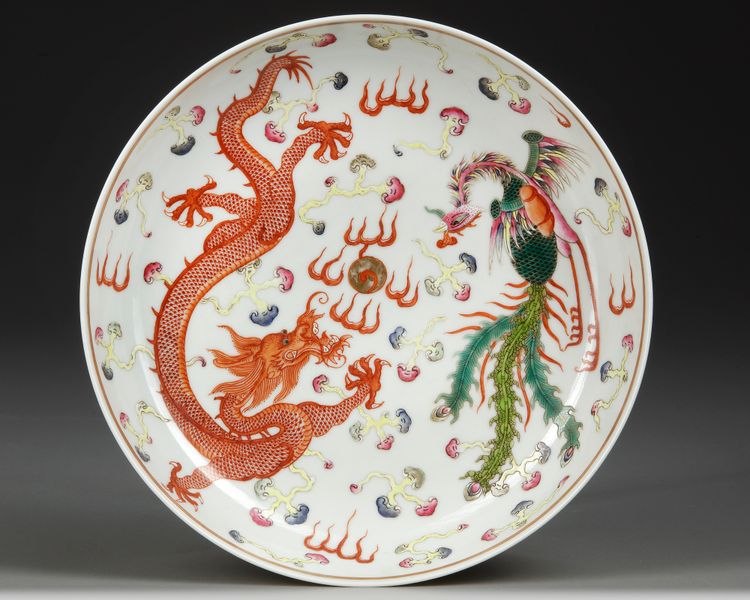 A CHINESE FAMILLE ROSE DRAGON AND PHOENIX DISH, 19TH-20TH CENTURY