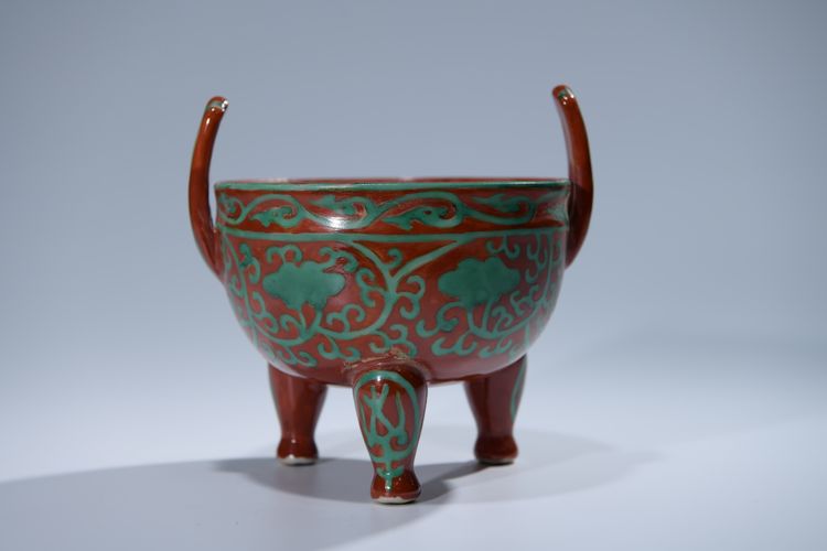 A CHINESE PORCELAIN TRIPOD CENSER, MING-STYLE ,QING DYNASTY 1644-1911