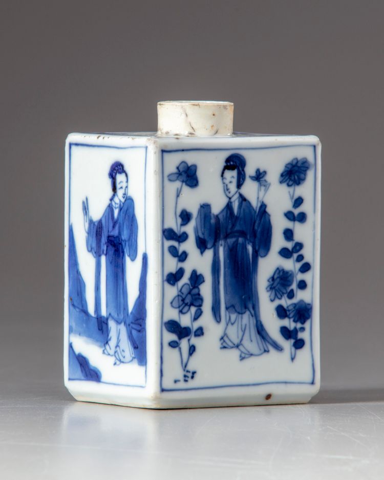 A Chinese blue and white tea caddy