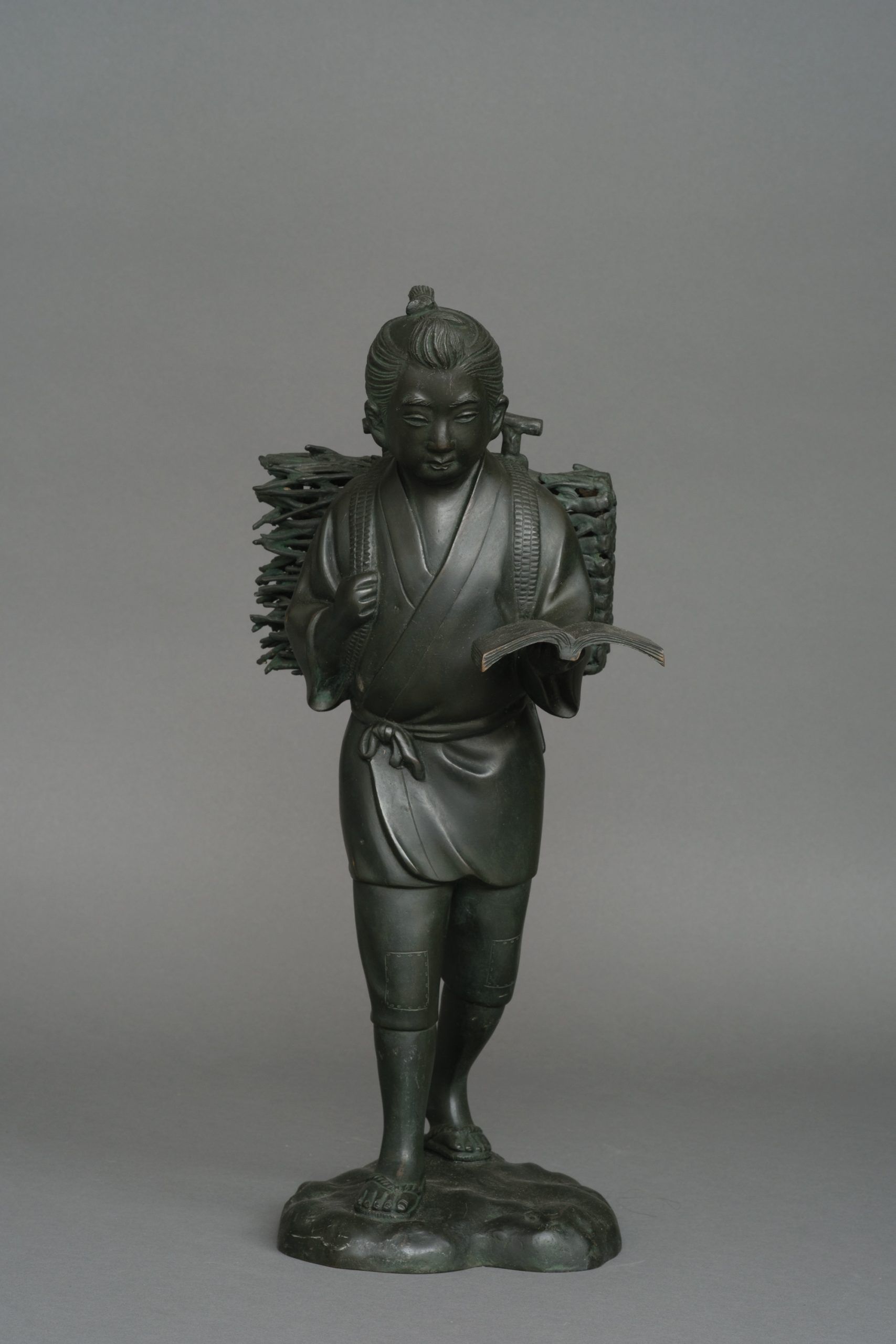 A BRONZE OKIMONO 置物 OF NINOMIYA SONTOKU 二宮 尊徳