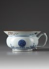A CHINESE FAMILLE VERTE CHAMBER POT, KANGXI PERIOD (1662-1722)