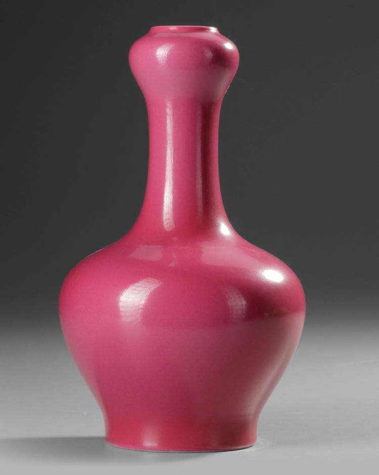 A CHINESE MONOCHROME GARLIC-HEAD VASE, 20TH CENTURY