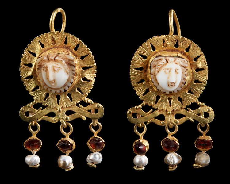 A PAIR OF ROMAN GOLD EARRINGS WITH MEDUSA CAMEOS, CIRCA 2ND-3RD CENTURY A.D.