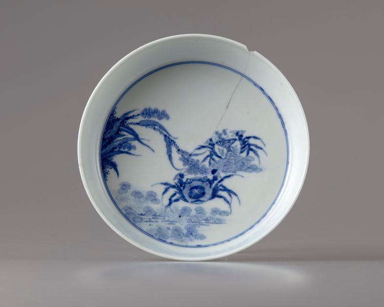 A blue and white 'crabs' bowl