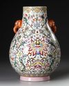 A CHINESE FAMILLE ROSE VASE, 19TH-20TH CENTURY