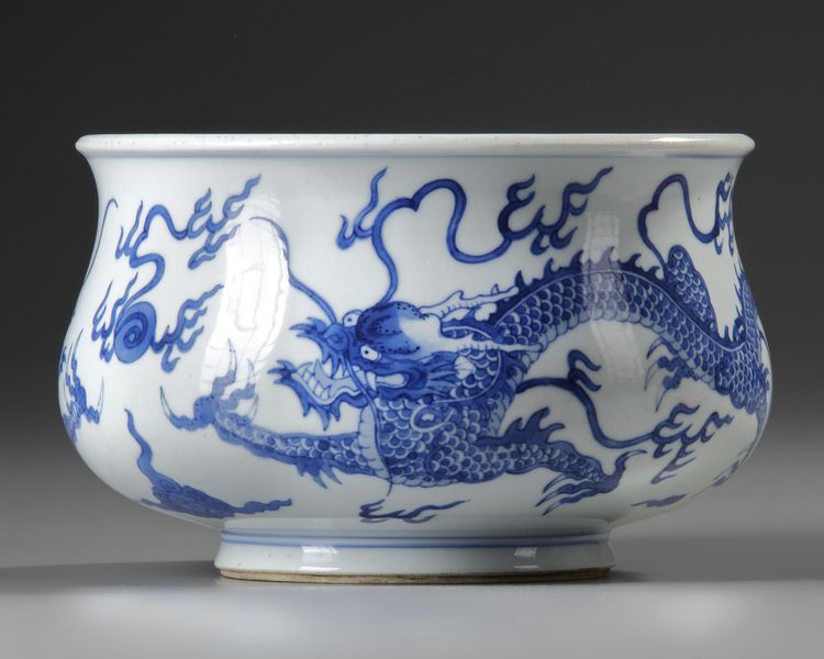 A CHINESE BLUE AND WHITE 'DRAGON' INCENSE BURNER, 19TH CENTURY