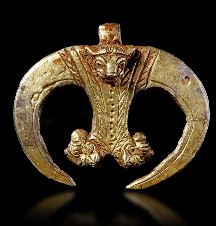 A WESTERN ASIATIC GOLD FOIL-COVERED SILVER LUNATE PENDANT, CIRCA 1ST CENTURY B.C.