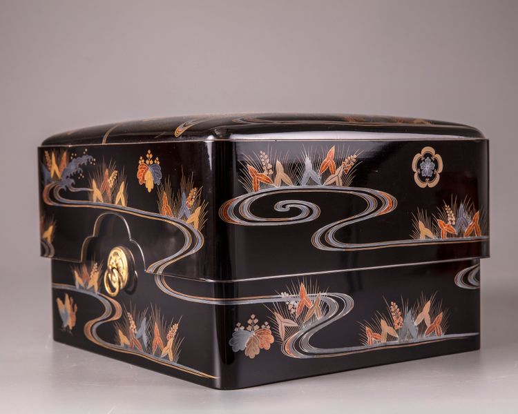 A lacquer box with original box