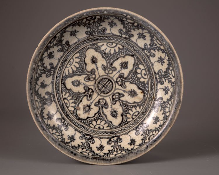 A Chinese Islamic-market blue and white charger