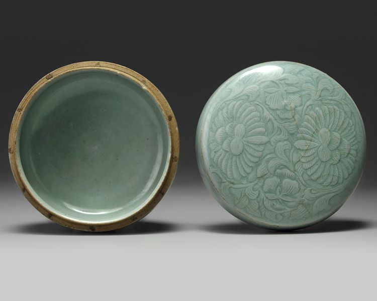 A Korean celadon-glazed ‘chrysanthemum’ round box and cover