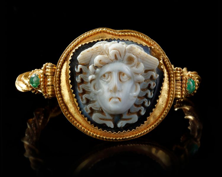 AN EXCEPTIONAL ROMAN GOLD BRACELET WITH A CAMEO MOUNTED ON THE CENTRAL MEDALLION, CIRCA 2ND-3RD CENTURY A.D.