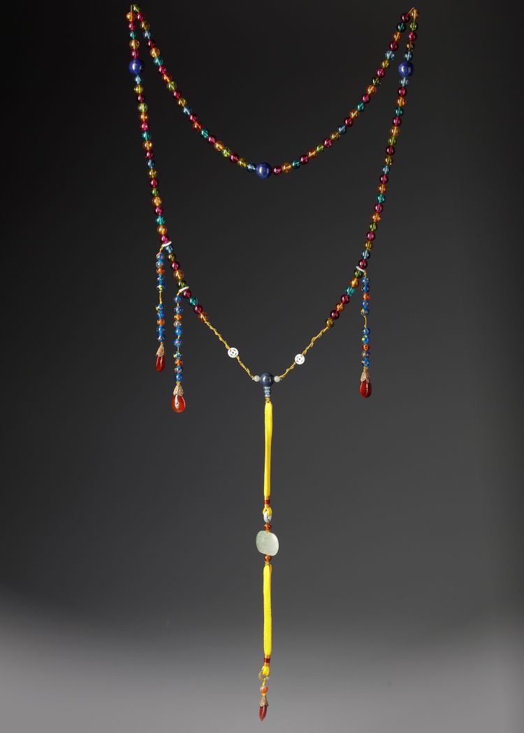 A CHINESE PEKING GLASS OFFICIAL NECKLACE ( CHAOZHU), 19TH-20TH CENTURY