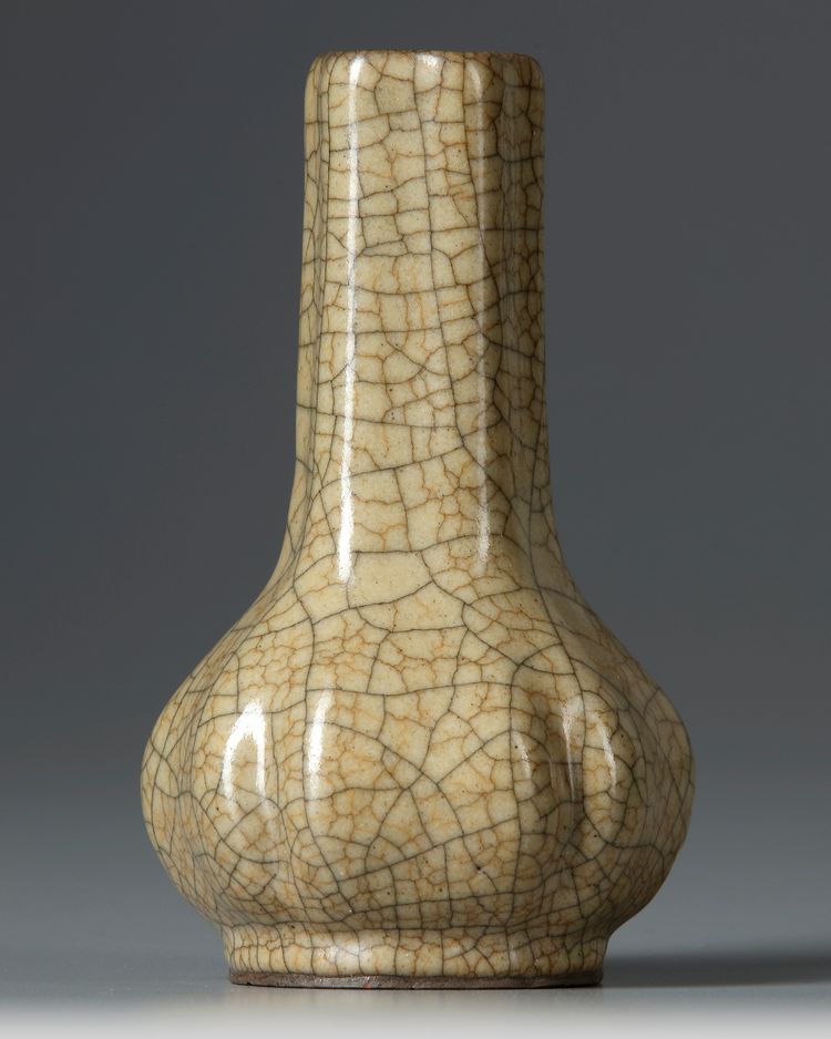 A CHINESE GU-TYPE CRACKLE GLAZED BOTTLE-VASE, QING DYNASTY (1644-1911)
