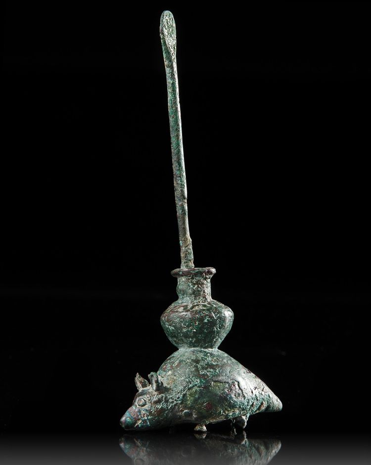 A BACTRIAN BRONZE KOHL VESSEL IN THE FORM OF A MOUSE, CIRCA EARLY 1ST CENTURY B.C.