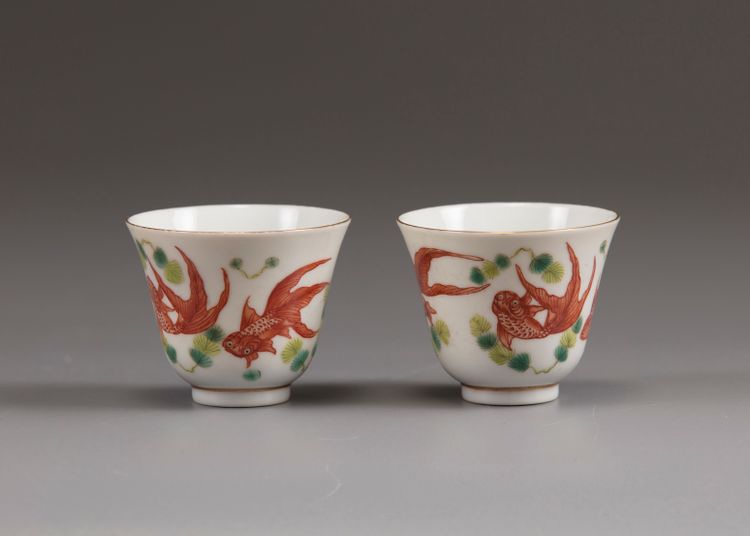 A PAIR OF CHINESE FAMILLE VERTE 'GOLDFISH' TEACUPS, 20TH CENTURY