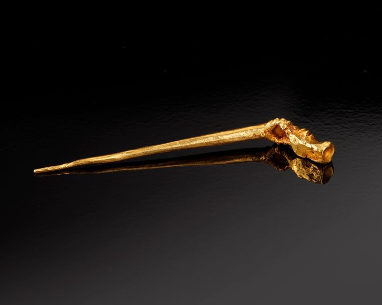 A ROMAN GOLD PIN WITH HEAD OF IBEX AND GARNET, CIRCA 3RD-4TH CENTURY A.D.