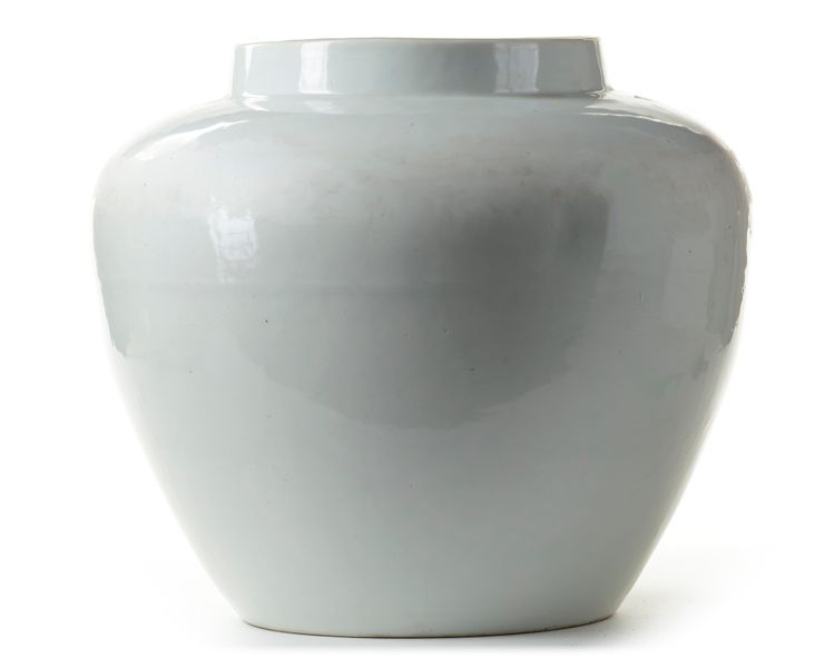 A LARGE CHINESE WHITE-GLAZED ANHUA-DECORATED VASE, QING DYNASTY (1664-1911)