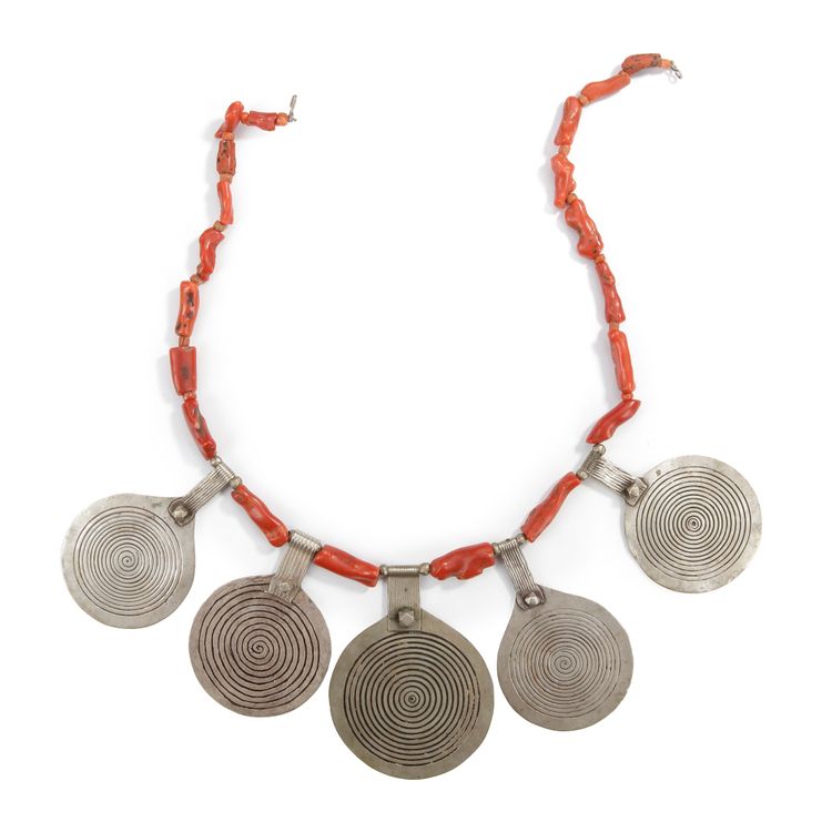 A SILVER NECKLACE WITH CORAL, TIBET, 19TH CENTURY