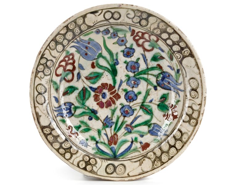 AN IZNIK 'STORM IN A TEACUP' DESIGN POTTERY DISH, OTTOMAN TURKEY, 16TH CENTURY