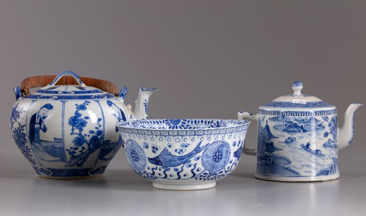 A lot of three Chnese blue and white objects