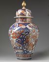 A LARGE JAPANESE IMARI VASE AND COVER, EDO PERIOD (1603-1868)