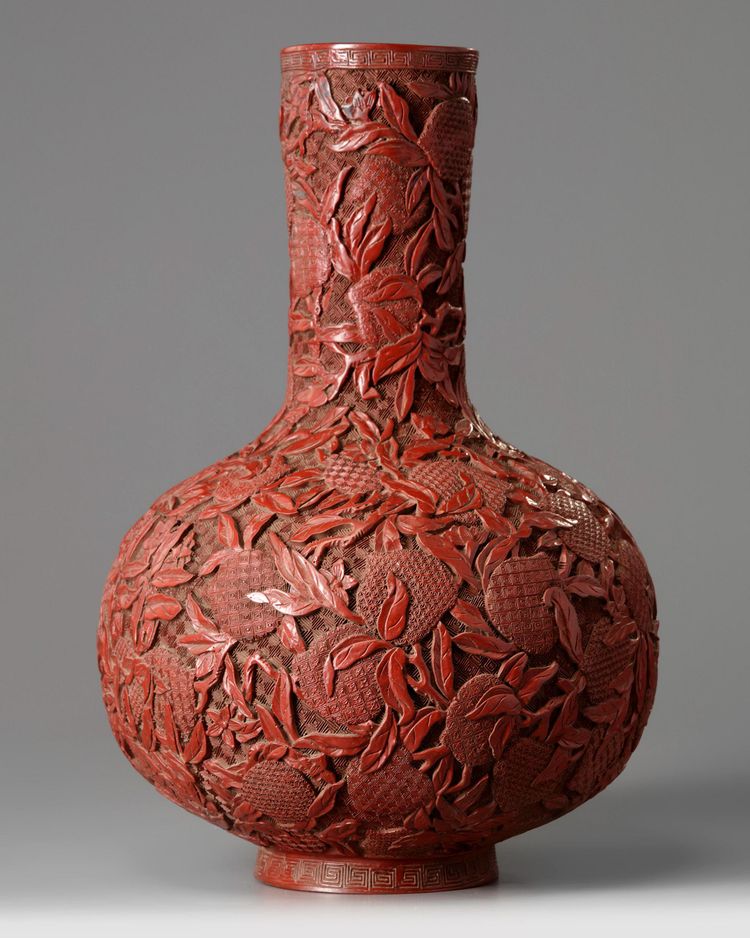 A CHINESE LACQUER CINNABAR VASE 