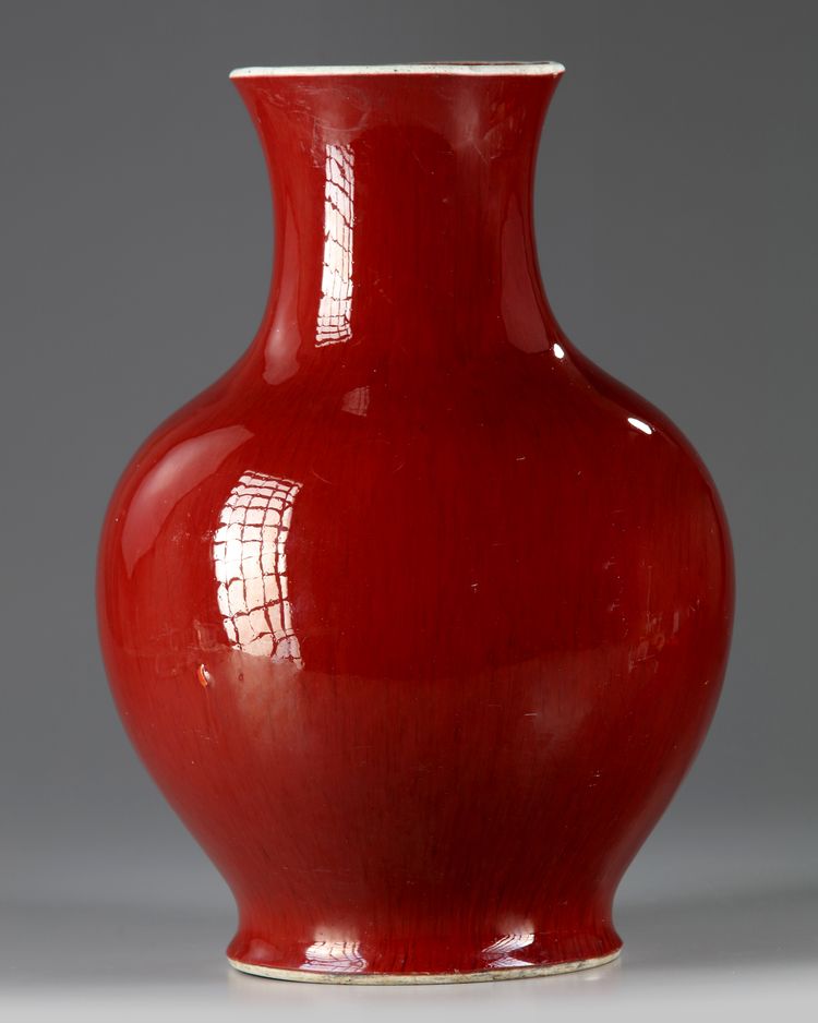 A CHINESE 'SANG DE BOEUF' GLAZED VASE, 18TH-19TH CENTURY