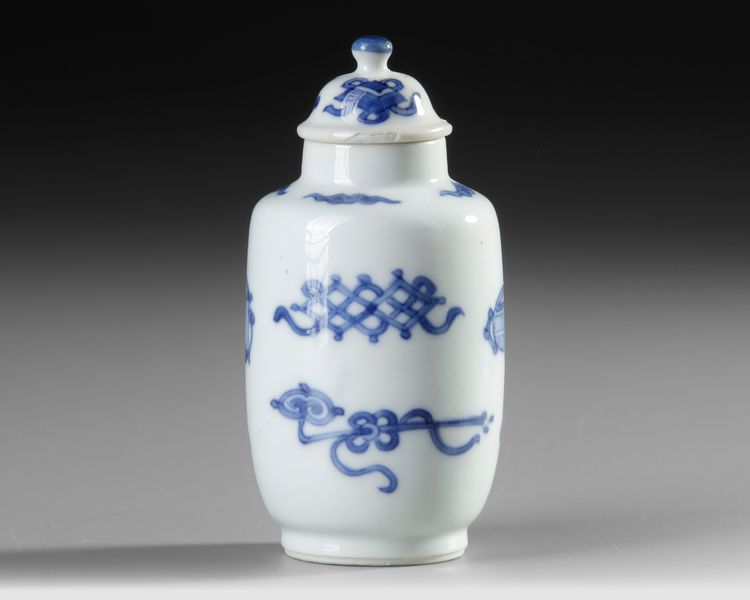 A CHINESE BLUE AND WHITE JAR WITH COVER, KANGXI PERIOD (1662–1722)