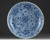 A LARGE CHINESE BLUE AND WHITE 'SCROLLING PEONY' CHARGER, KANGXI PERIOD (1662-1722)