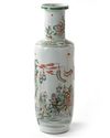 A LARGE CHINESE FAMILLE VERTE 'NARRATIVE' ROULEAU VASE, CHINA, 19TH CENTURY