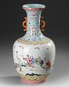 A CHINESE FAMILLE ROSE BOTTLE VASE, 19TH-20TH CENTURY