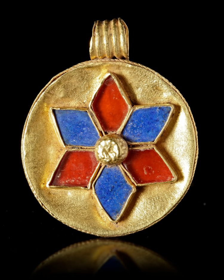 A CIRCULAR GOLD PENDANT PHOENICIAN,  5TH TO 4TH CENTURY BC