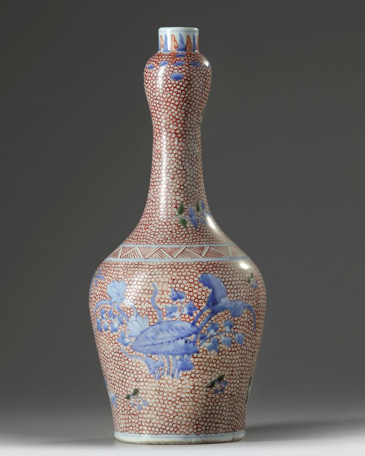 A Chinese wucai garlic-head vase