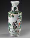 A CHINESE FAMILLE VERTE FIGURAL ROULEAU VASE, 19TH-20TH CENTURY