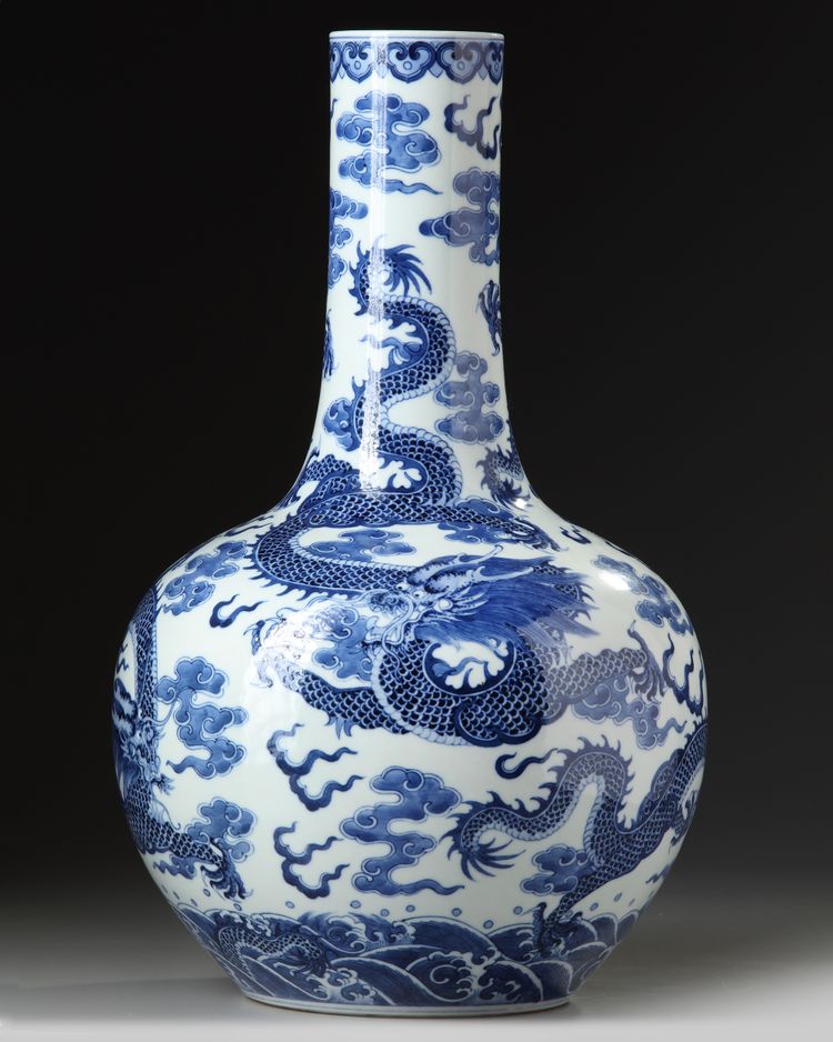 A  CHINESE BLUE AND WHITE BOTTLE VASE, 19TH-20TH CENTURY