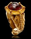 AN AGATE GOLD RING