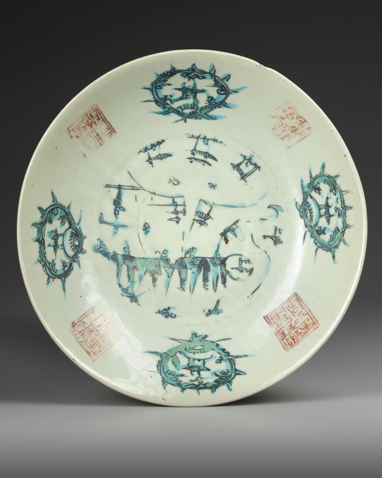 A LARGE CHINESE SWATOW CRACKLED CHARGER, LATE MING DYNASTY (1570-1650).