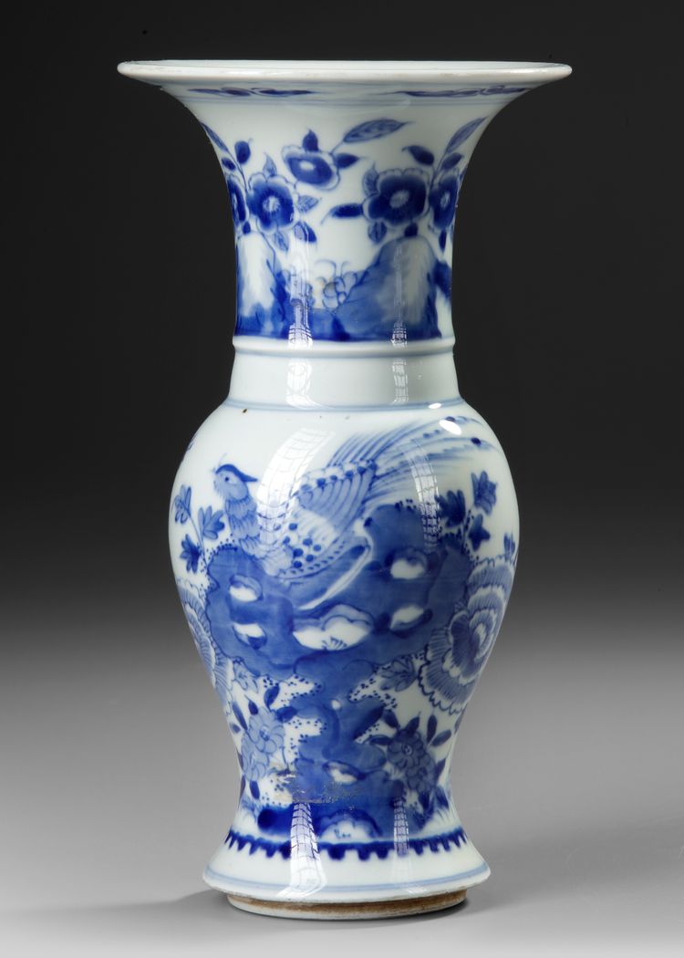 A CHINESE BLUE AND WHITE VASE – 19TH CENTURY
