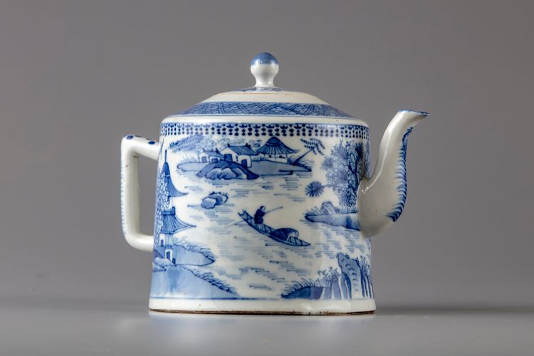 A CHINESE BLUE AND WHITE TEAPOT, 18TH CENTURY