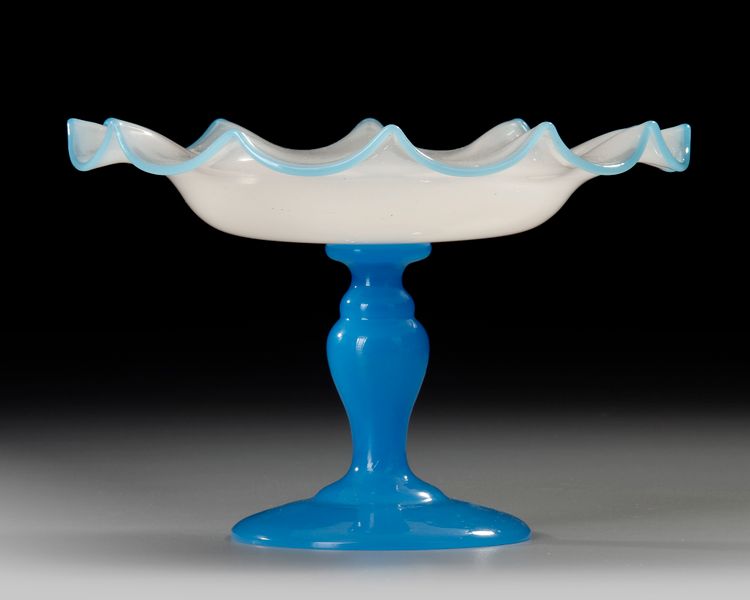 A FRENCH OPALINE BONBONNIERE, 19TH CENTURY